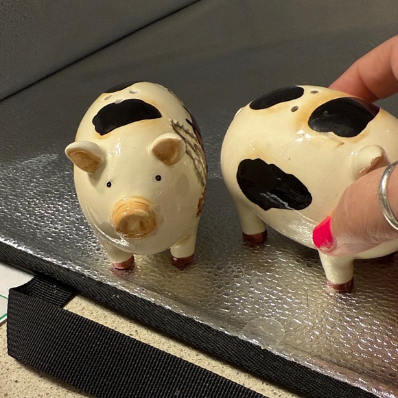 Vintage Adorable Pig salt and pepper shakers - Picture 13 of 13